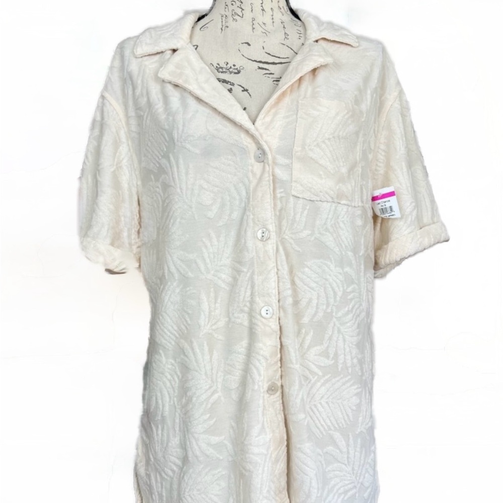Avec Les Filles Cream Leaf Pattern Button-Down Shirt and Shorts Set - Relaxed - Picture 7 of 8